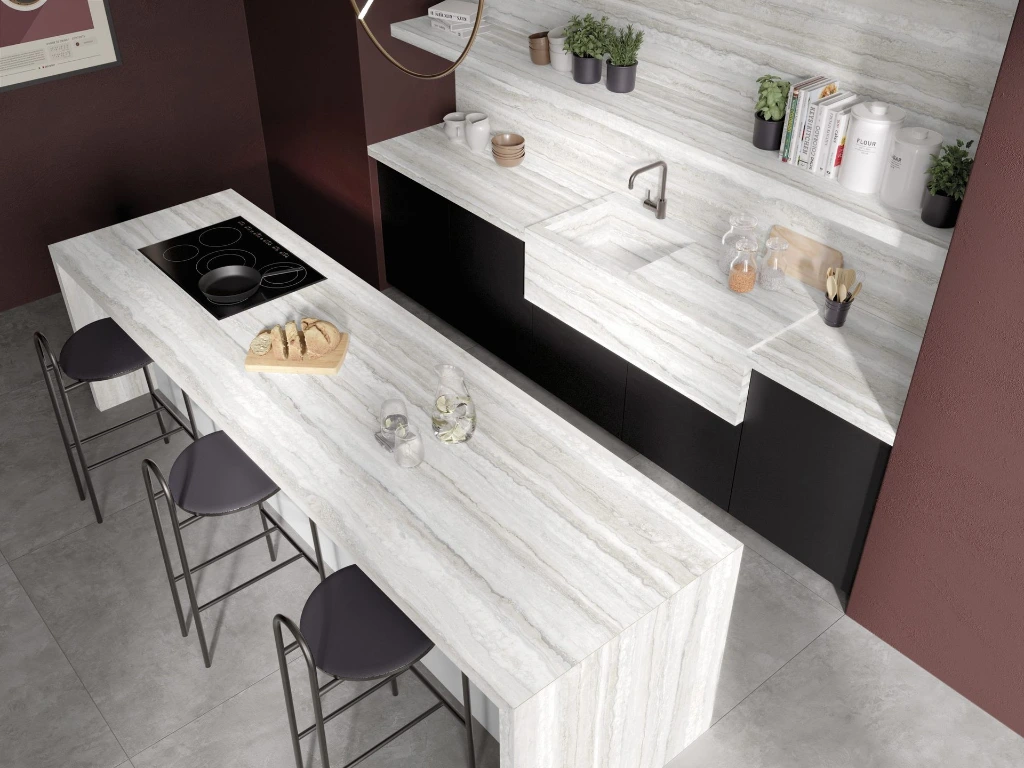 AMB_TRAVERTINO_HEAVEN_BIANCO_CUCINA-scaled.webp