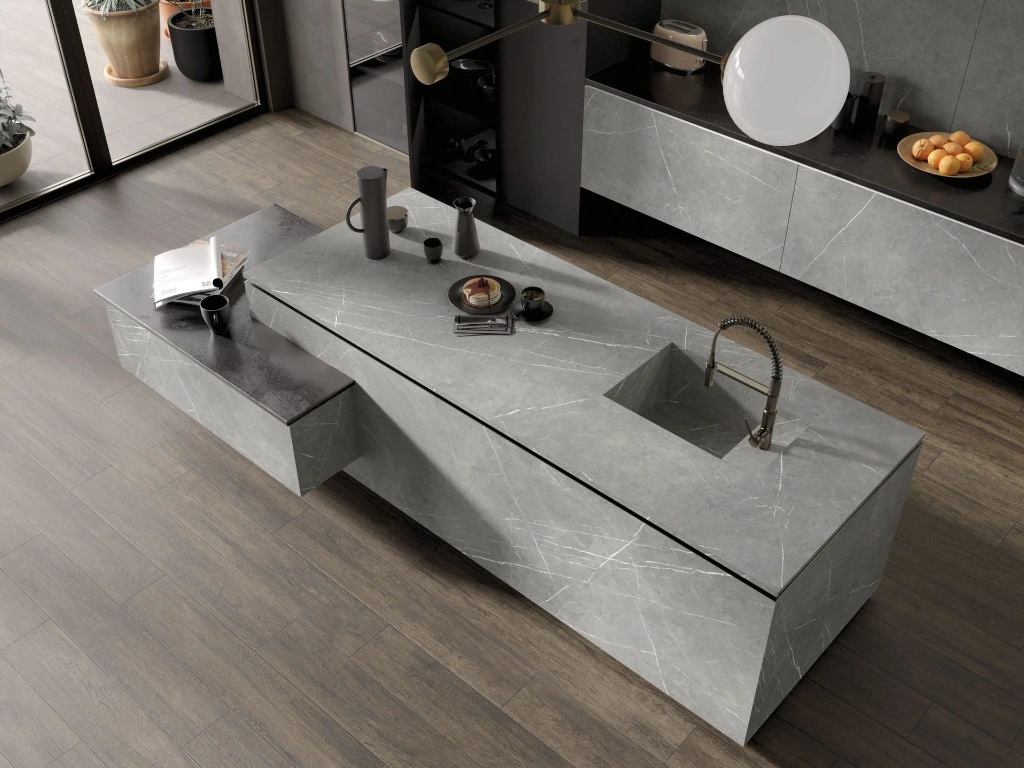 AMB_PIETRA_GRIGIA_LIGHT_CUCINA-scaled.webp