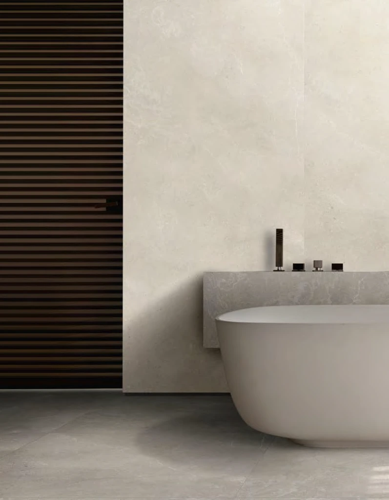 arenaria-calce-porcelain-stoneware-ambiente.webp